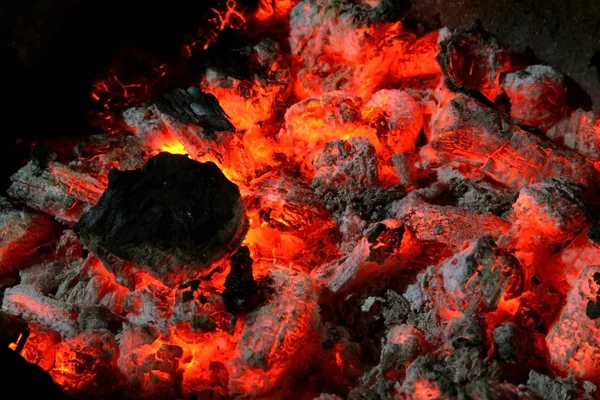 Hot vonken live-kolen branden in een barbecue — Stockfoto