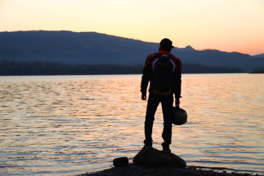 Genç duran yakın göl tatil sabah adam.
