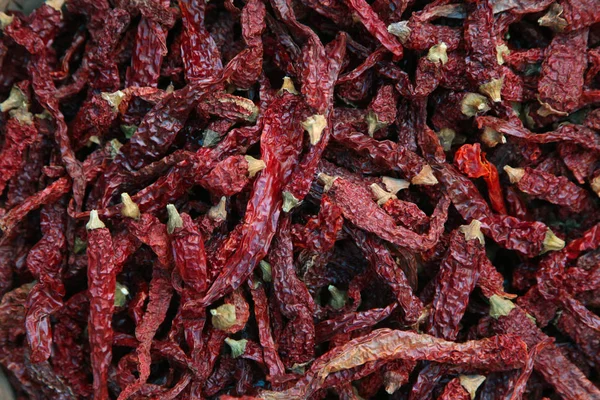 Stapel van gedroogde rode chilipepers achtergrond, bovenaanzicht. — Stockfoto