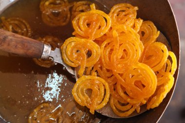 Lezzetli jalebi yağı tavada kızartma