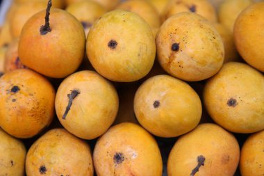 Markette sarı mango