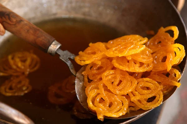 Lezzetli jalebi yağı tavada kızartma
