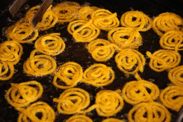 Lezzetli jalebi yağı tavada kızartma