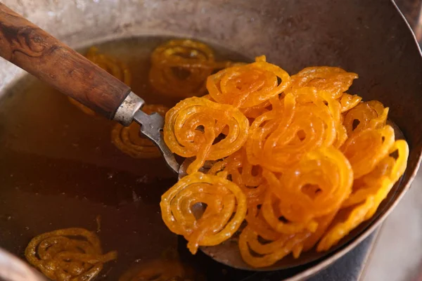 Lezzetli jalebi yağı tavada kızartma