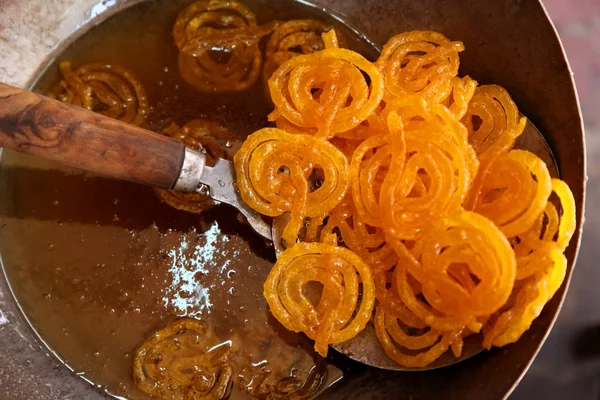 Lezzetli jalebi yağı tavada kızartma