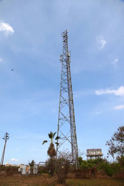 Сигнал связи вышки мобильной связи с голубым небом и антенной — стоковое фото