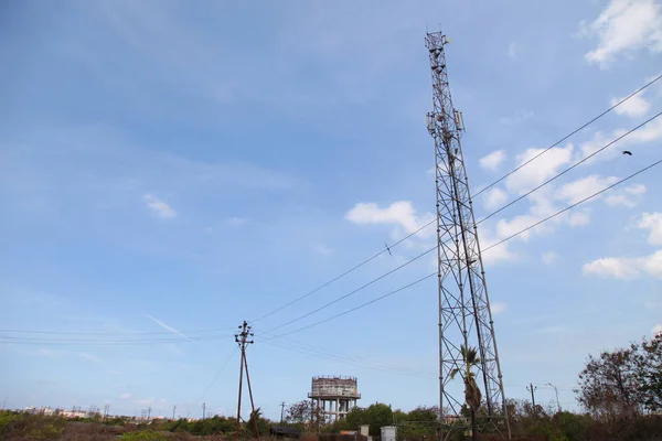 Mobilní telefon komunikační věž přenos signálu s modrou oblohu a anténa — Stock fotografie