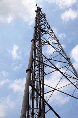 Cep telefonu iletişim kule iletim sinyal mavi gökyüzü ve anten