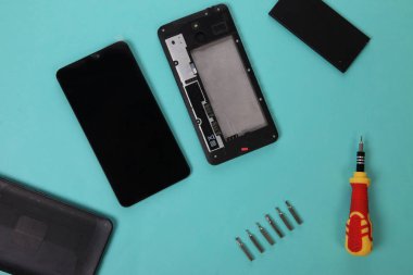 Cep telefonu tamir sürecini gösteren yakın plan fotoğraflar