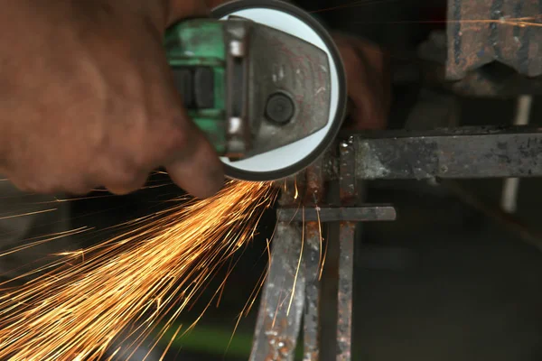 Metal işleri. Fabrikada çelik yapısı üzerinde taşlama elektrikli tekerlekli