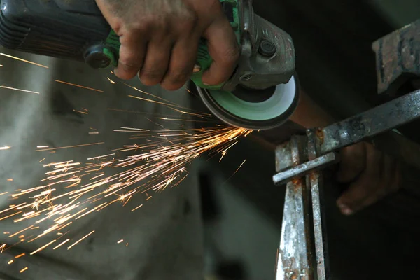 Metal işleri. Fabrikada çelik yapısı üzerinde taşlama elektrikli tekerlekli