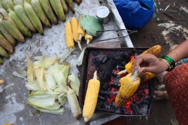 Taze kavrulmuş ya da ızgara corncobs. Izgarada Mısır sokakta Satılık.