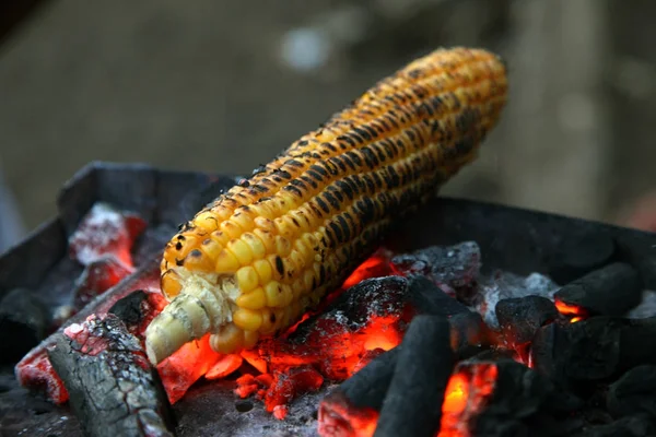 Pannocchie di mais tostate o alla griglia fresche. Grano grigliato in vendita per strada . — Foto Stock