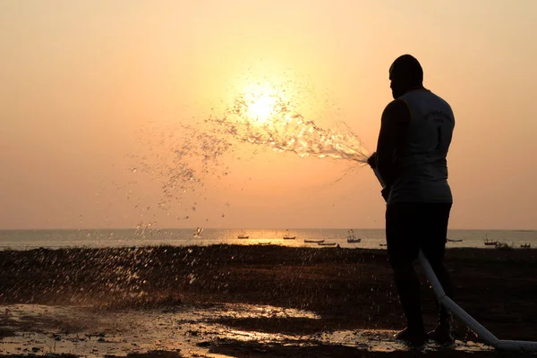 Silhouette Una Persona Che Innaffia Semi Nel Campo — Foto Stock