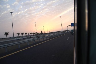 Yaz aylarında Suudi Arabistan yolunda yol gezisi gün batımı