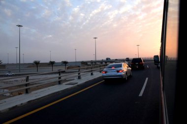 Yaz aylarında Suudi Arabistan yolunda yol gezisi gün batımı