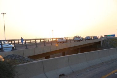 Yaz aylarında Suudi Arabistan yolunda yol gezisi gün batımı