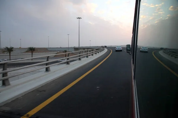 Wycieczka Drogowa Drodze Arabii Saudyjskiej Lecie Podczas Gdy Zachód Słońca — Zdjęcie stockowe