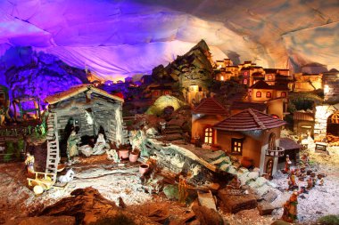 İsa, Meryem, Joseph ve koyunlar gibi figürler ile Noel doğum sahnesi