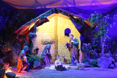 İsa, Meryem, Joseph ve koyunlar gibi figürler ile Noel doğum sahnesi