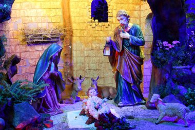 İsa, Meryem, Joseph ve koyunlar gibi figürler ile Noel doğum sahnesi