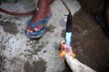 Kırsal alanda bir katliam domuz uçlarını temizleme kıllarını yaktım