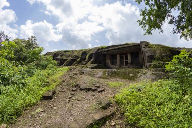 Kanheri, Hindistan 'ın Mumbai eyaleti maharashtra' yı mağaraya çevirdi. Eski bir anıt ve Tanrı Buddha ile ilgili eski bir tapınak binası. 21 Ağustos 2019 tarihinde Borivali 'de ormanın ortasında yer almaktadır.