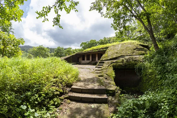 Kanheri, Hindistan 'ın Mumbai eyaleti maharashtra' yı mağaraya çevirdi. Eski bir anıt ve Tanrı Buddha ile ilgili eski bir tapınak binası. 21 Ağustos 2019 tarihinde Borivali 'de ormanın ortasında yer almaktadır.