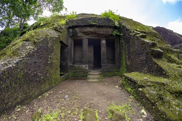 Kanheri, Hindistan 'ın Mumbai eyaleti maharashtra' yı mağaraya çevirdi. Eski bir anıt ve Tanrı Buddha ile ilgili eski bir tapınak binası. 21 Ağustos 2019 tarihinde Borivali 'de ormanın ortasında yer almaktadır.