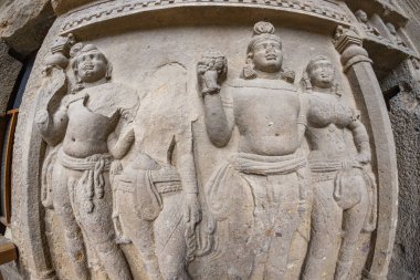 Tanrı Buda 'nın eli, tarihi ve yüzyıllar öncesinden kalma Mumbai Hindistan' daki Kanheri mağaralarında kutsal yazıtlar yaptı.