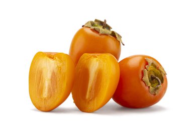 Beyaz arka planda yaprak izole edilmiş taze hurma ağaçları. tam alan derinliği