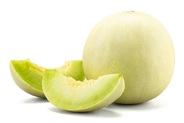 Taze bal çiği ya da kavun dilimi beyaz arka planda kırpma yolu ile izole edilmiş meyve