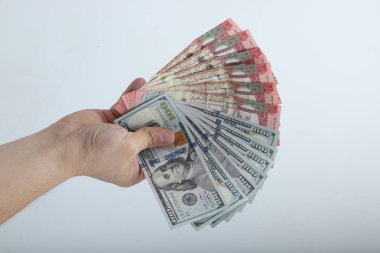 Para hayranı ve ayin meraklıları beyaz ellerde izole edilmiş..