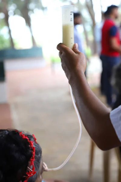 Sol elinde Nasogastrik tüp var. Ağızdan yemek yiyemeyen hastalara sıvı besin veriyor..