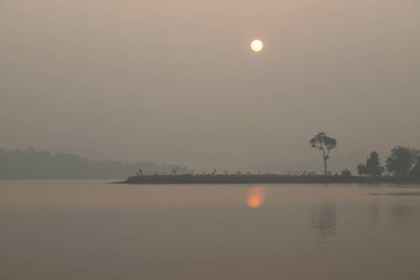 Maharasthra Hindistan 'daki Vandri Gölü' nün üzerinde güzel bir gün doğumu.