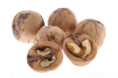 Beyaz arka planda tam ve kırılmış cevizler.