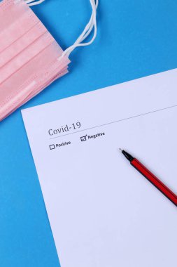 Covid-19 geçmişi. Salgın arka planda. Yığının içindeki yüz maskesi. Karantina geçmişi. Sağlık sigortası geçmişi. Pembe tek kullanımlık yüz maskesi ve covid-19 parmak izi. Yığınla yüz maskesi toptancısı.