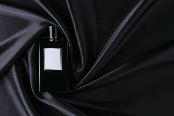 香水瓶在丝绸折叠面料的背景 包装设计模拟 散发香味化妆品美容品宣传横幅 — 图库照片