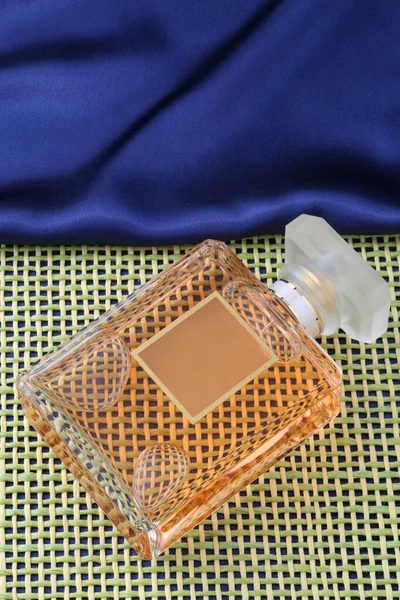 Flacon Parfum Sur Fond Tissu Plié Soie Modèle Conception Emballage — Photo