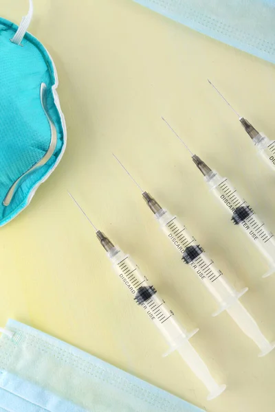 薬とコロナウイルスの血液検査でテーブルの上に注射する ワクチンの概念 — ストック写真