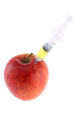 Elmaya enjekte edilmiş. Beyaz arka planda şırıngası olan tıbbi eldivenli bir el. Genetik modifiye edilmiş gıdalar. GDO enjeksiyonu.
