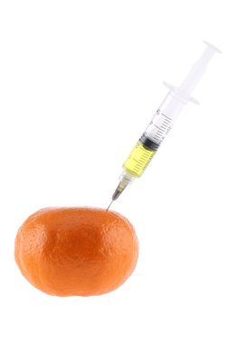 Taze portakal ve şırınga. Genetik olarak değiştirilmiş gıdalar için kavram.