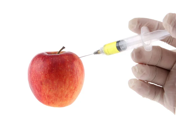 往苹果里注射 一只手在医疗手套与注射器白色背景 转基因食品 注射转基因生物 — 图库照片
