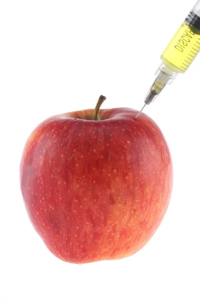 往苹果里注射 一只手在医疗手套与注射器白色背景 转基因食品 注射转基因生物 — 图库照片