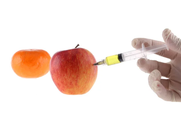 リンゴへの注射だ 白い背景に注射器付きの医療用手袋の手 遺伝子組み換え食品 Gmoの注入 — ストック写真