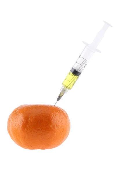 Taze Portakal Şırınga Genetik Olarak Değiştirilmiş Gıdalar Için Kavram — Stok fotoğraf