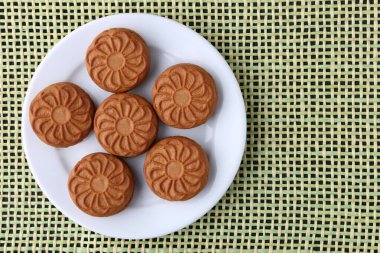 Masadaki bir tabakta yakın plan kurabiye. yukarıdan dikey görünüm