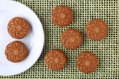 Masadaki bir tabakta yakın plan kurabiye. yukarıdan dikey görünüm