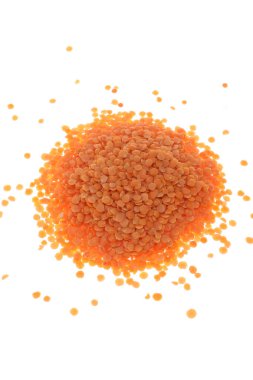 Turuncu Masoor Dal 'ın (Kırmızı Şef) mercimek lenslerini beyaz arkaplanda, Spoon ile izole et.