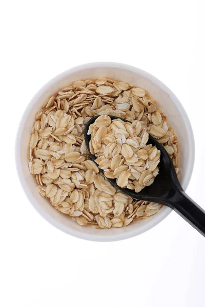 フレークでは 白い背景にスプーンと小麦の耳でボウルにオートを見ていません 健康的な食事 ビーガンフード 健康的な食べ物 朝食の概念 — ストック写真